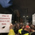 Građani i studenti koji su protestovali ispred Generalštaba položili vence na Tašmajdanu