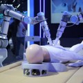 Roboti u medicini: Da li Ilon Mask (neopravdano) hirurge šalje u penziju?