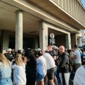 Incidenti ispred Skupštine Novog Sada: Policija odgurala građane, jedan student povređen, jedan uhapšen