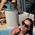 (Foto) bivša žena pevača se skinula u džakuziju na vrhu zgrade: Nazdravlja pićem, a obline pucaju u kupaćem kostimu: Pokazala…
