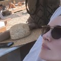 Skinula se Jelena Gavrilović: Glumica u kupaćem mami uzdahe na plaži: Napustila Beograd i uživa za sve pare (foto)