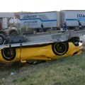 (Foto) Nezgoda u Preljini: Ferari i mercedes ispali iz prikolice