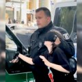 Pogledajte kako nemci "nežno" hapse! Tokom protesta u Berlinu policija privela devojčicu (13): Savio joj ruku, a dlan stavio…