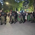 (VIDEO) Završen protest u Bačkoj Palanci: Maskirani muškarci bacali pirotehnička sredstva na okupljene građane, policija nije…