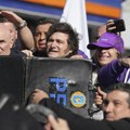 VIDEO: Predsednik Argentine i njegova sestra gađani kamenjem i flašama zbog korupcijskog skandala