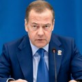 "Biznis-mirotvorac preti Rusiji stoti put" Medvedev opet potkačio Trampa, ovaj put zbog tomahavka: "Pregovara sa klovnom na…