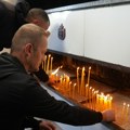 Srbi sa KiM u Preljini zapalili sveće i odali poštu stradalima u padu nadstrešnice, pa nastavili put ka Novom Sadu
