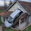 Као да је пао са неба Шок сцена код Ћуприје: Аутомобил се закуцао у кров куће, власник седео на гарнитури у тренутку удара…