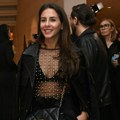 Prelepa glumica u providnom, a Jelena Tomašević istakla dekolte. Okupile se VIP face na reviji, tu su i poznati muzičar i…