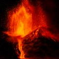 Vulkan Etna pokazao nove znake aktivnosti, izbacio užareni materijal i pepeo