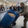 Doneo tri bureta puna kovanica i blokirao banku! Bugarin čuvao ušteđevinu u levima, brojali satima da mu zamene u evre