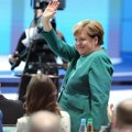 (Foto) Povratak Angele Merkel: Bivša kancelarka dočekana gromoglasnim aplauzom na kongresu CDU