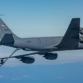 Američki tanker KC-135R sa desetinama zakrpa sleteo u Britaniju nakon napada u Saudijskoj Arabiji