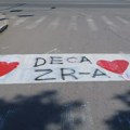 „SRBIJA POBEĐUJE“ prefarbano u „DECA ZR-A“: Građani preko noći poslali novu poruku sa zrenjaninskih kolovoza Kad neće službe…