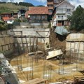 Drama na gradilištu u Novom Pazaru: Srušio se potporni zid, ugroženo više zgrada (foto)