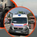 (Video) Prednji deo kola je potpuno uništen Automobil sleteo s puta i udario u zaštitnu ogradu! Jeziva saobraćajka na Voždovcu…