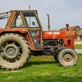 Stravična nesreća u Kostajnici: Traktor sleteo s puta, vozač poginuo na licu mesta!