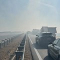 (Foto) Lančani sudar na auto-putu između Rume i Šimanovaca: dim smanjio vidljivost, ogromne gužve ka Beogradu