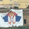 Vraćena zastava: Mapa Kosova i Metohije sa grbom Srbije ponovo krasi zidine Petrovaradinske tvrđave (foto/VIDEO)