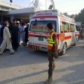 Stravična nesreća: Najmanje 18 poginulih, 16 povređeno nakon što je autobus u Pakistanu udario u kombi i zapalio se