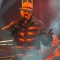(Video) Haris Džinović nategao iz pljoske: Pevača snimili na koncertu kako vadi alkohol i nazdravlja, hit snimak