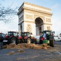 Blokirana trijumfalna kapija: Poljoprivrednici u Parizu besni, uhapšeno 66 osoba (foto)