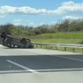 Karambol na putu od niša do doljevca: Automobil završio na krovu (video)