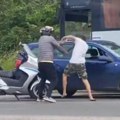 Neviđena tuča u Sremskoj Kamenici: Motorista izvukao vozača iz auta, usledilo brutalno pesničenje, prolaznici u šoku…