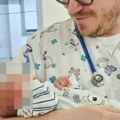 Dirljive slike iz bolnice: Ovo je bebica koju su našli u smeću, drži je doktor Ivan po kom je dobila ime