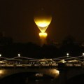 Olimpijski plamen upaljen na poseban način – lebdi nad Parizom u podnožju balona (VIDEO, FOTO)