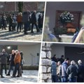 "Nećemo dozvoliti da Zločinac bude sahranjen među ljudima koje je zverski pobio" Potresni prizori na opelu sestre ubice sa…