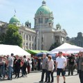 AP: Populističke pristalice Vučića su uživale u prvomajskom roštilju kod Skupštine Srbije