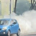 (Video) Gori automobil na paliluli: Dim naglo počeo da kulja, ljudi u strahu istrčali iz vozila