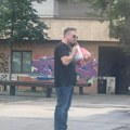 Paparaco! U ovakvom izdanju umetnika do sada nismo videli! Miki Perić u rukama nosi pune kese, telefon ne prestaje da mu…