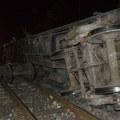 Tragedija u Rusiji: Most pao na putnički voz, ima mrtvih, seku metal da izvade preživele