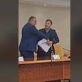 Žestok obračun u Skupštini Republike Srpske, obarane stolice, došlo i do vređanja: "Majmune debeli, svinjo"