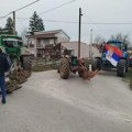 Poljoprivirednici iz Rače, na dan opštine, ispred restorana gde se proslavljalo, podsetili da im zahtevi nisu ispunjeni