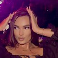 Pevač "upao" na nastup Tamare Milutinović u Budvi! Publika se oduševila kad je ovo videla, a njene noge ludilo
