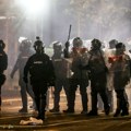 Bačena pirotehnika, suzavac i topovski udari u centru Beograda; Sukob građana i policije u Nišu (VIDEO)