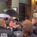 Ovako to radi policija u EU, krv šiklja iz glave! Devojka prigovorila, odmah pesnica u glavu... pa još jedna pesnica, pa…