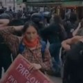 Pendrek po leđima: Eu policija u obračunu sa demonstrantima u Francuskoj (video)