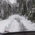 Ivanjičani se uhvatili u koštac sa zavejanim putevima: Neverovatna scena kod Osonice, sekirama i golim rukama probijali sneg…
