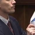 Skandal u poljskom parlamentu: Poslanik za govornicom razvio zastavu Izraela sa kukakstim krstom i to na Dan sećanja na…