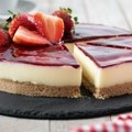 Čizkejk sa jagodama bez pečenja: Jednostavan recept za savršen letnji desert