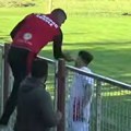 Skandal na meču Crvene zvezde pokraj Vršca, gostujući navijač lupio šamar fudbaleru crveno-belih