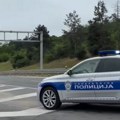(Video) Zakucao se u bankinu i isprevrtao! Automobil završio na krovu nasred auto-puta na ulazu u Beograd