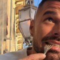 Riki Martin zaustavio automobil u Knez Mihailovoj da kupi šajkaču i zastavu: Pokazao kako uživa, ne odvaja se od nje