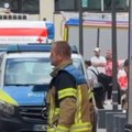 Krvavi napad u tržnom centru! Žena (47) izbodena nožem, a onda zapaljena! Policijski helikopter nadleće Štutgart! (video)