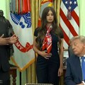 (Video) "Ovo postaje smešno. Kakav luzer!" Novi snimak Donalda Trampa iz Ovalnog kabineta uzburkao javnost: "Zašto niko ne…