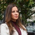 Tamara Vučić na glasanju u besprekornom izdanju: Bordo rolka i beli kaput za čistu eleganciju
